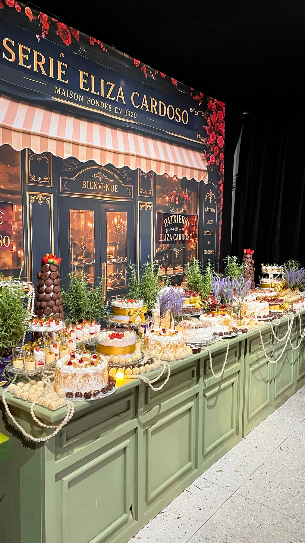 Bolos e sobremesas dispostos na mesa de doces de um casamento.