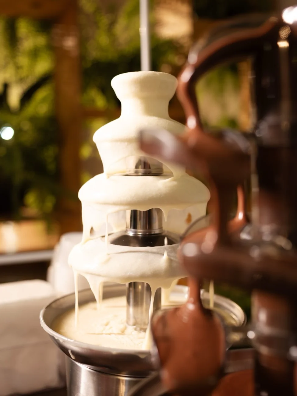 Cascata de frutas e doces montada como centro da mesa.